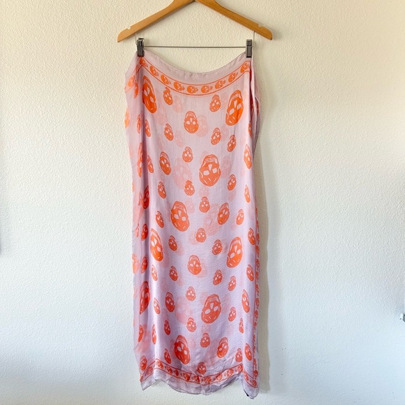 Alexander McQueen All-Over Printed Skulls Silk Foulard - Picture 5 of 6